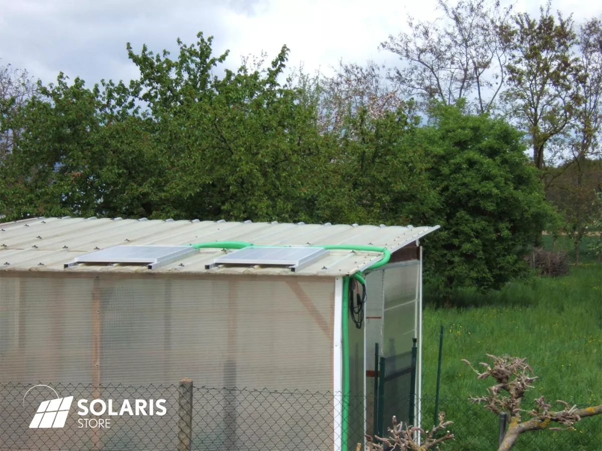 Un jardin potager alimenté par une pompe à eau solaire