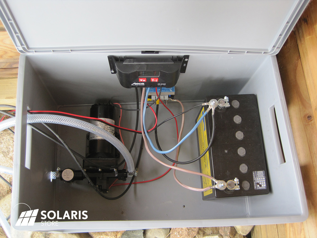 Pompe solaire dans cabane de pêche